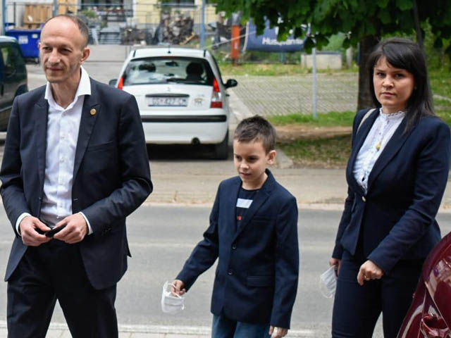 Petry stiže s obitelji na današnje glasovanje u Gospiću                                                                                                                                                                                                   